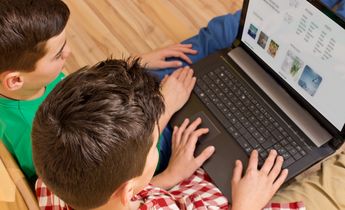 Zwei Jungen mit Laptop / Notebook