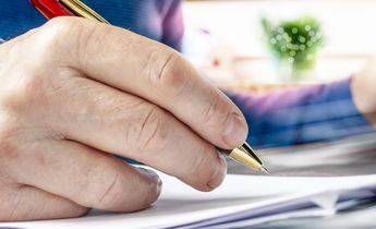 Mann unterzeichnet Vertrag.